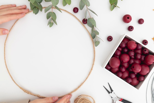 Uśmiechnięta osoba z haftem